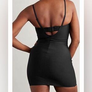 Skims molded underwire shape wear slip.  Color is bronze-New! Size 4x